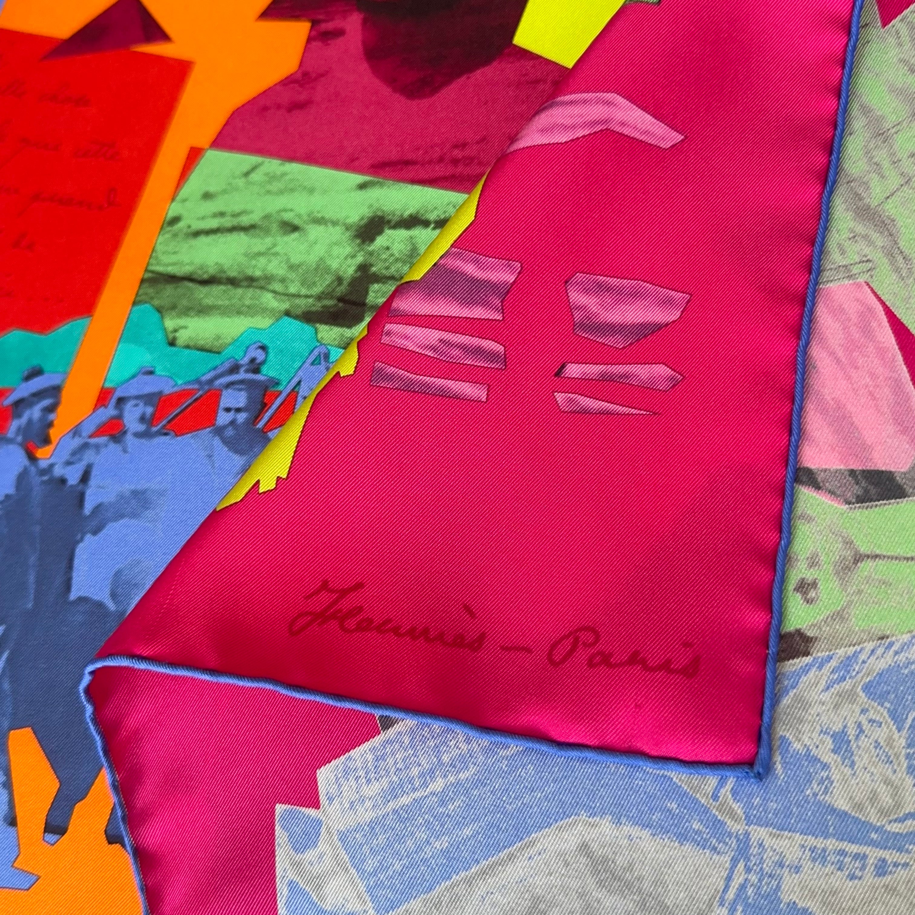 Signature de la marque "Hermès - Paris" calligraphiée en rouge dans le coin inférieur droit, avec détail du roulotté main bleu roi.