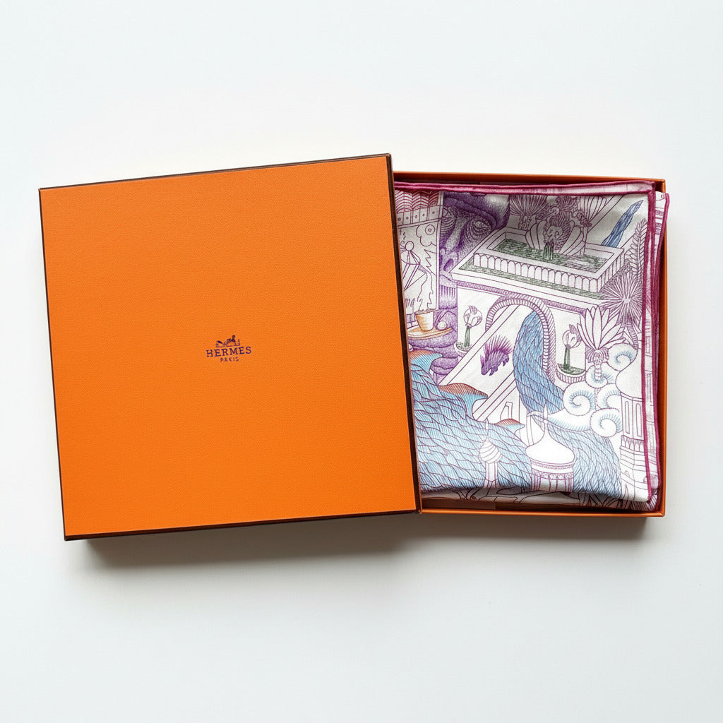 Carré Hermès Animapolis avec boîte : foulard soigneusement plié dans sa boîte orange Hermès d’origine.