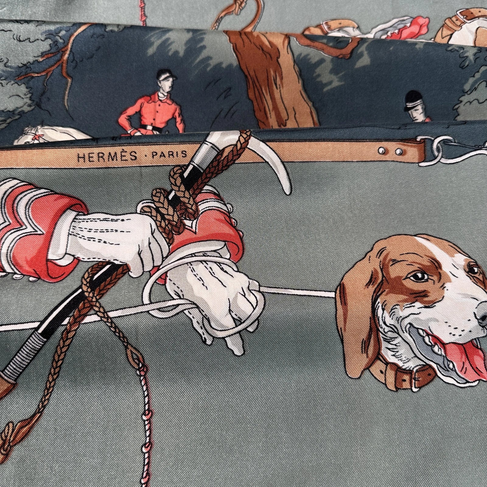 Carré Hermès Chasse à courre – vue complète pliée, foulard vintage authentifié