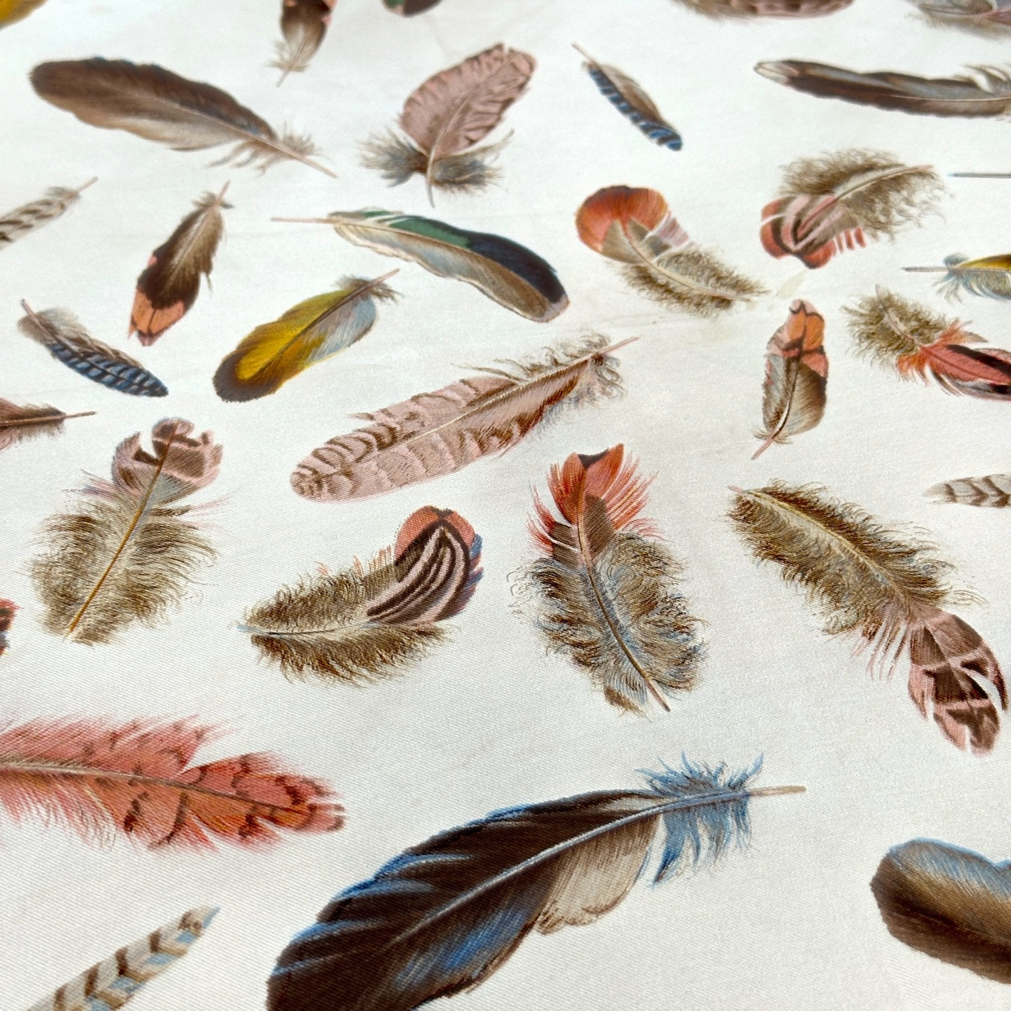 detail de plumes sur le carre hermes 