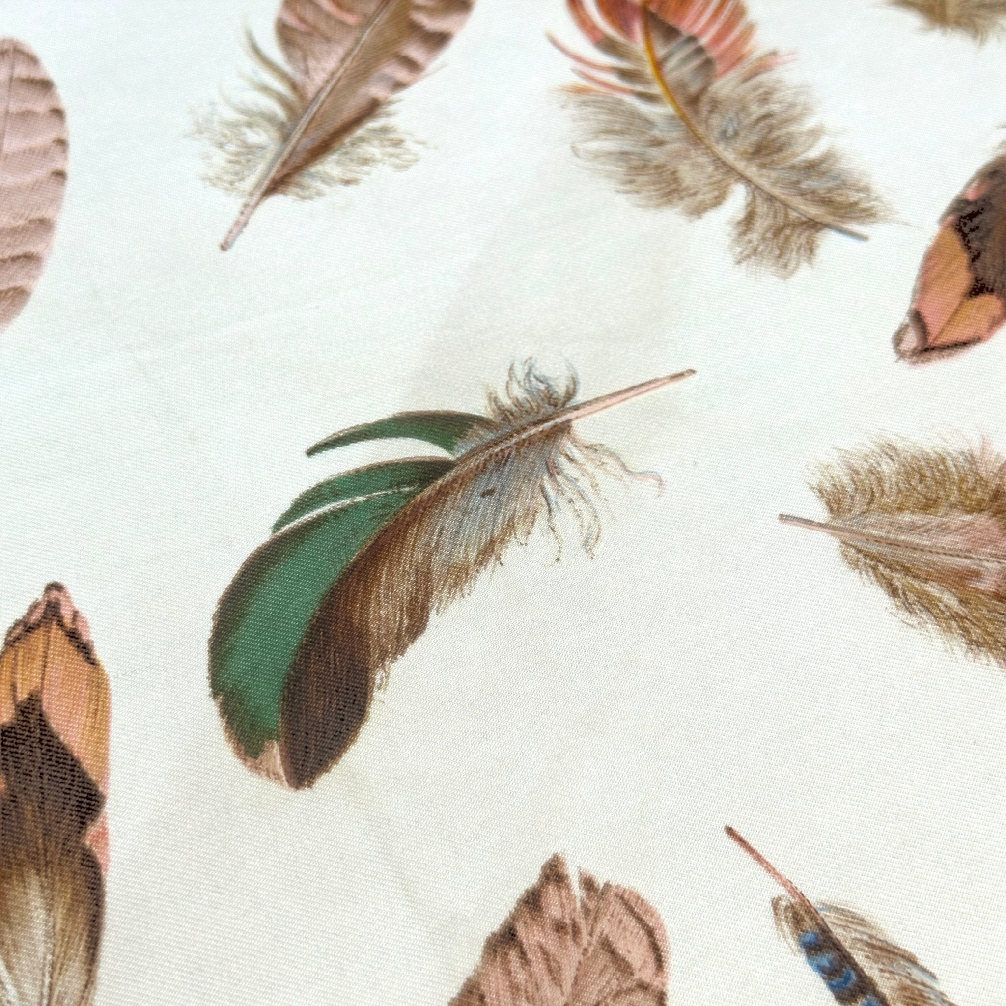 détail plume verte sur le carre hermes 